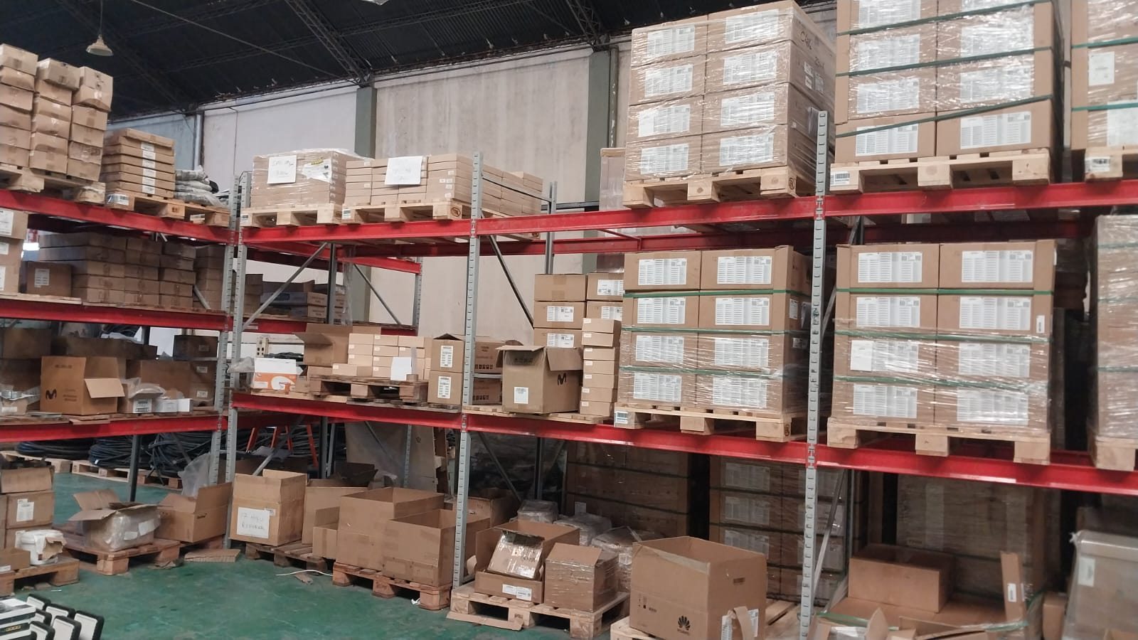 Racks con pallets y cajas de materiales técnicos